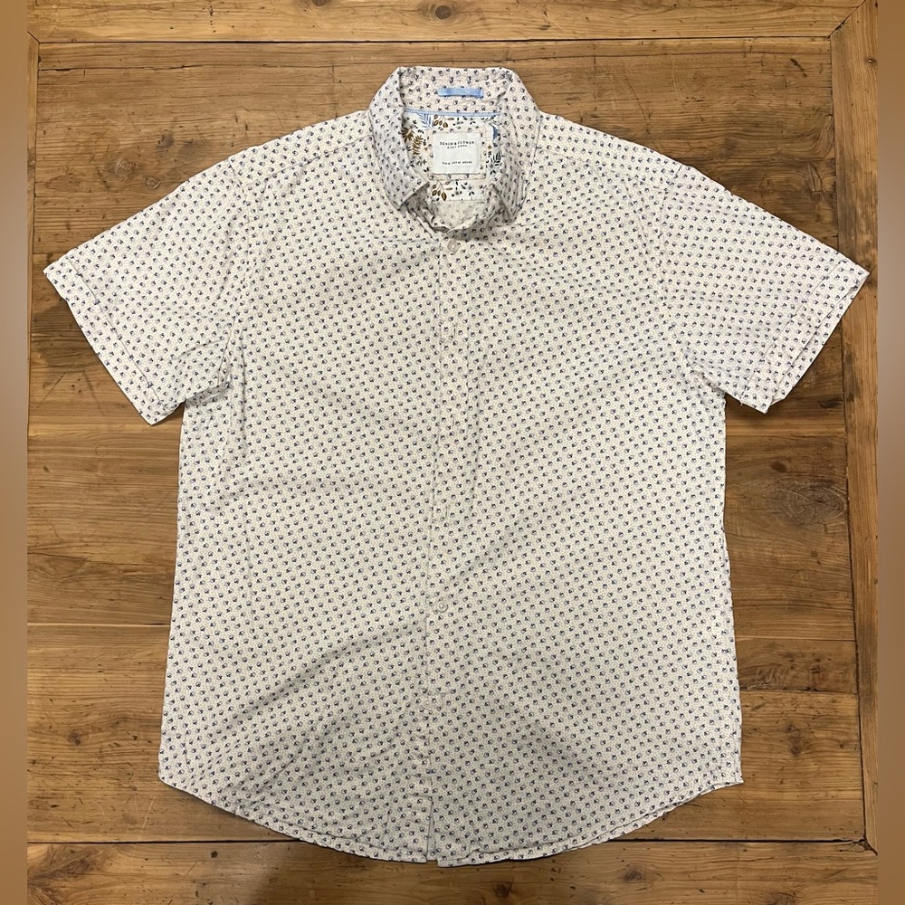 Nice floral men’s short sleeve shirt.